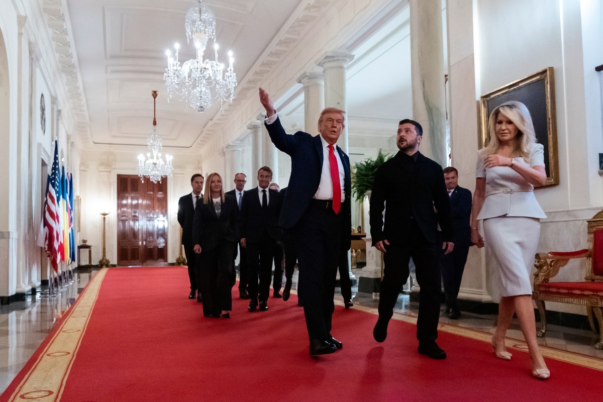 KEYPIX - President Donald Trump, center, walks in the Cross Hall with Ukrainian President Volodymyr Zelenskyy, followed by British Prime Minister Keir Starmer, French President Emmanuel Macron, German ...