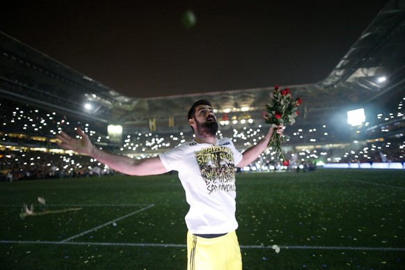 Auch ein schönes Meisterbild: Goalie Volkan Demirel feiert nach dem Titelgewinn.