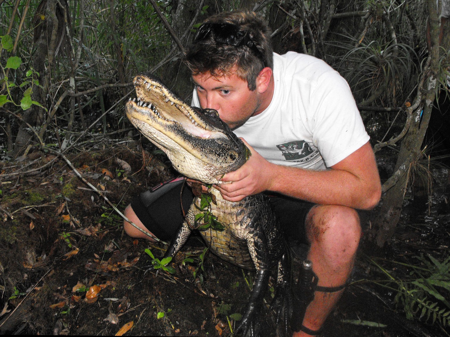 Forrest Galante küsst einen Alligator. 