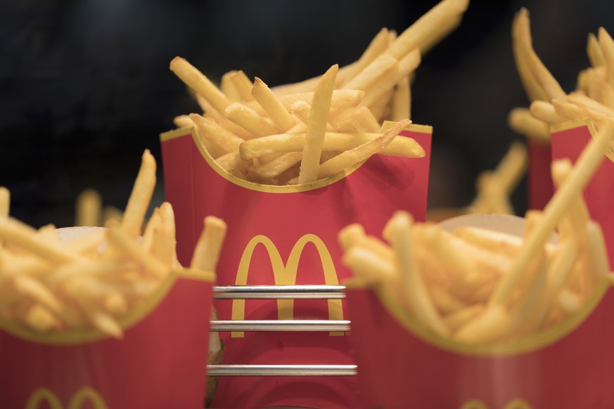 ZUM FASTFOOD-RESTAURANT MCDONALD&#039;S STELLEN WIR IHNEN HEUTE, MITTWOCH, 8. MAERZ 2017, FOLGENDES BILDMATERIAL ZUR VERFUEGUNG --- French fries in boxes pictured in the kitchen of a McDonald&#039;s r ...