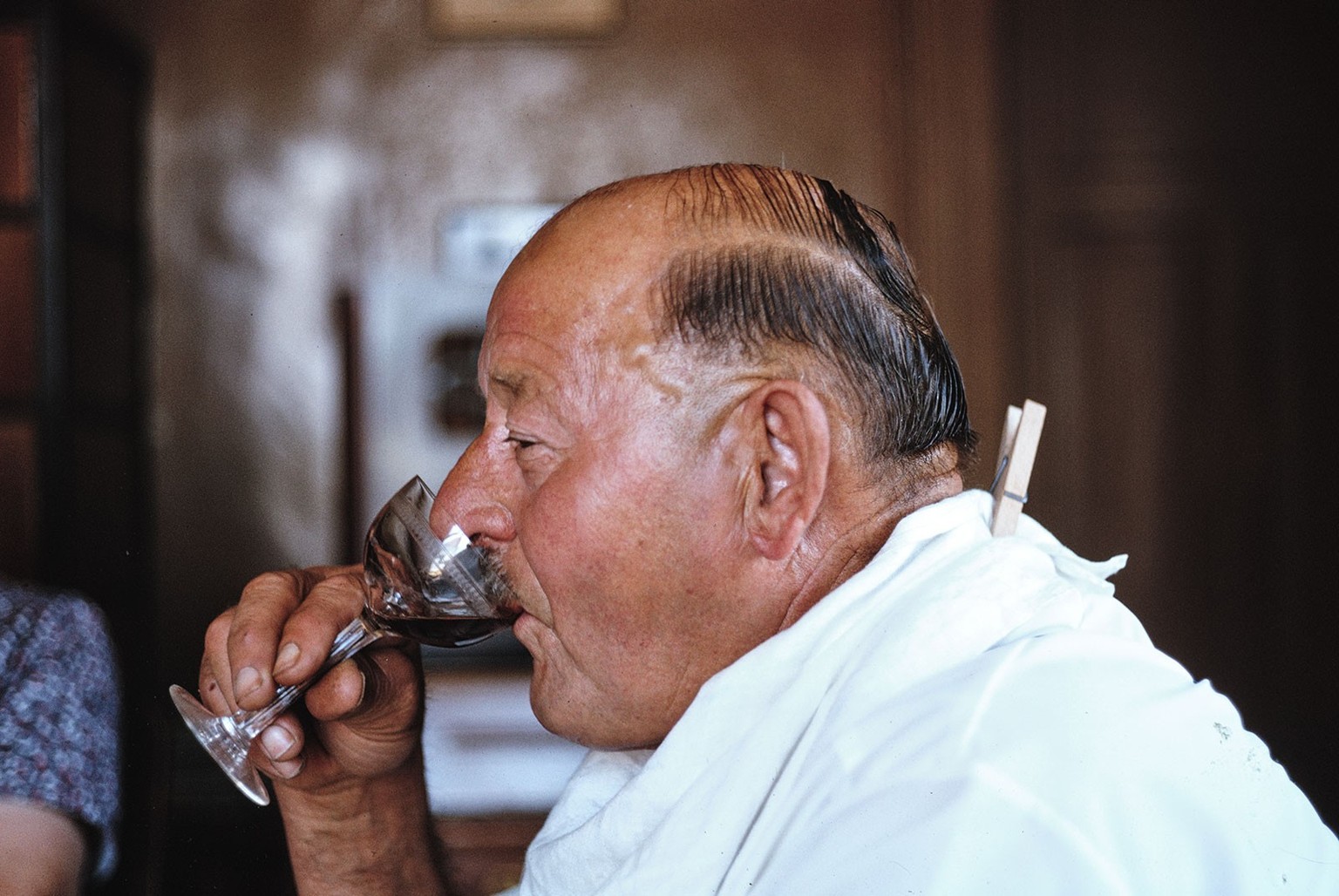 Lange galt Alkohol als gesundheitsfördernd. Ein Mann trinkt Wein, um 1964.