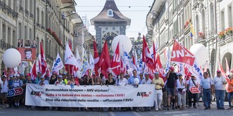 In Bern gehen mehrere Tausend Menschen auf die Strasse – für eine starke AHV