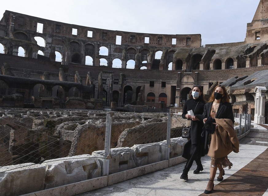 epa08979911 People visit the Colosseum on the first day of reopening as Rome returns to being a &#039;yellow zone&#039;, in Rome, Italy, 01 February 2021. Most regions have entered the yellow zone wit ...