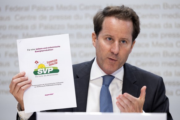 Thomas Aeschi, Nationalrat SVP-ZG und Fraktionspraesident SVP, spricht waehrend einer Medienkonferenz der SVP zur Energieversorgung der Schweiz, am Donnerstag, 21. Juli 2022 in Bern. (KEYSTONE/Peter K ...