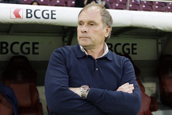 Alain Geiger, coach of Servette FC, looks his players, during the Super League soccer match of Swiss Championship between Servette FC and FC Zuerich, at the Stade de Geneve stadium, in Geneva, Switzer ...