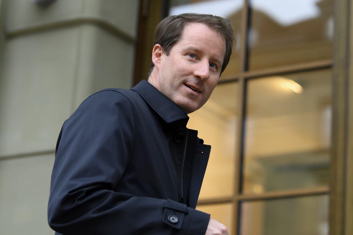 SVP Fraktionspraesident Thomas Aeschi, ZG, schreitet zu den Von-Wattenwyl-Gespraechen, am Freitag, 13. November 2020, in Bern. An den traditionellen Gespraechen, die aufgrund der Krise um die Pandemie ...