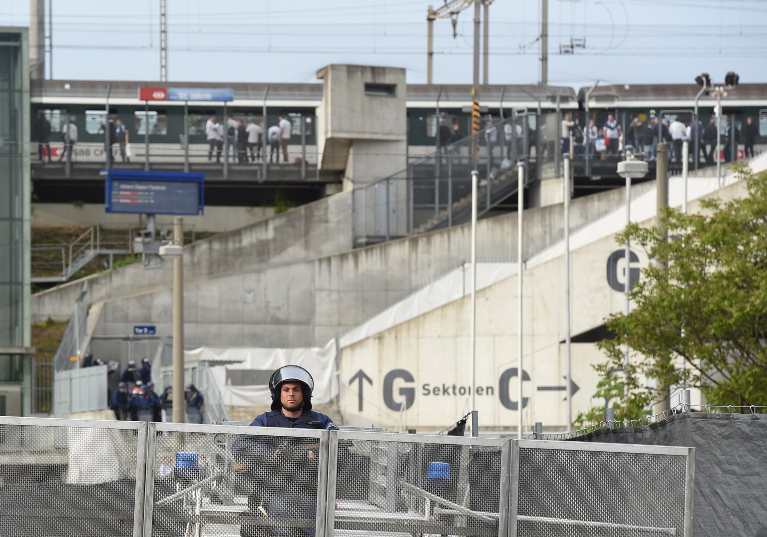 Gab zu Reden: Der von GC-Fans blockierte Zug.