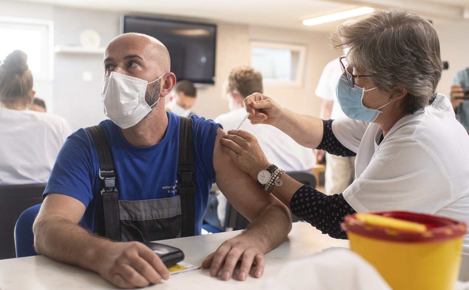 Nijat impft sich gegen das Coronavirus mit dem Covid-19 Impfstoff Moderna in der Mekka Moschee in Schaffhausen, aufgenommen am Freitag, 17. September 2021. (KEYSTONE/Ennio Leanza)