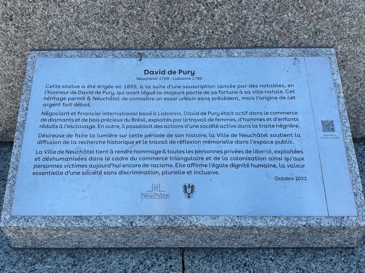 Die Stadt Neuenburg weist seit 2022 auf einer Informationstafel auf das dunkle Kapitel des einheimischen Bankiers David de Pury hin, dem eine Statue gewidmet ist.