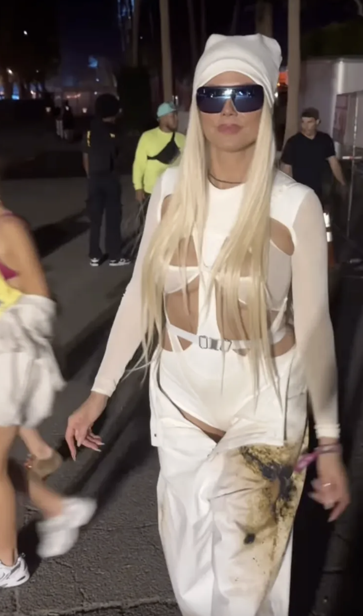 Les lunettes de soleil la nuit, un must à Coachella.
