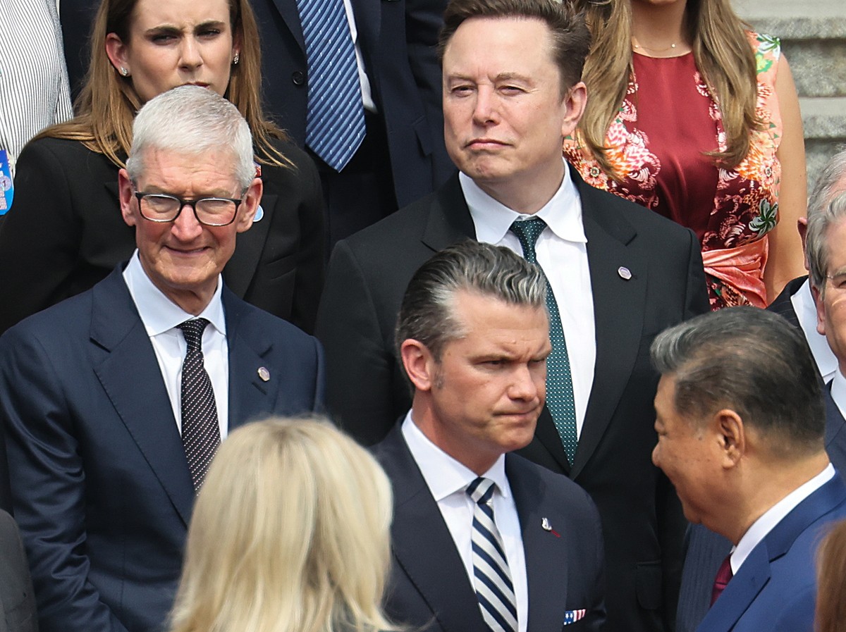 epa12955856 Apple CEO Tim Cook (L), Tesla CEO Elon Musk (C), U.S. Defense Secretary Pete Hegseth (3-R) and U.S. Treasury Secretary Scott Bessent (R) attend the welcome ceremony for U.S. President Dona ...