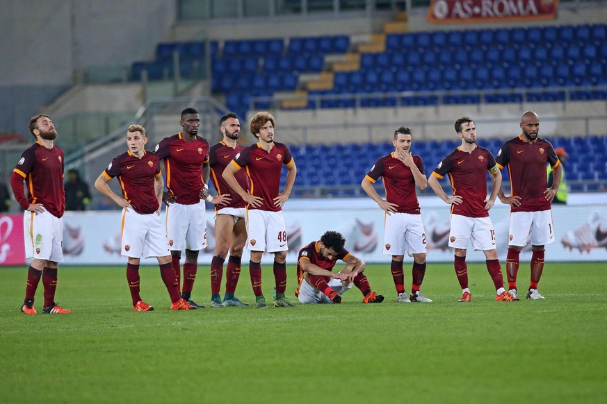 Da schauen sie belämmert: Die Roma-Stars nach dem blamablen Cup-Out.<br data-editable="remove">