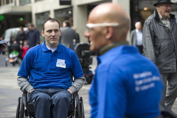 Ronny Keller, ehemaliger Eishockey-Profi des EHC Olten, links, und Heinz Frei, Praesident der Goenner-Vereinigung der Schweizer Paraplegiker-Stiftung und mehrfacher Olympiasieger im Handbike sowie Ren ...