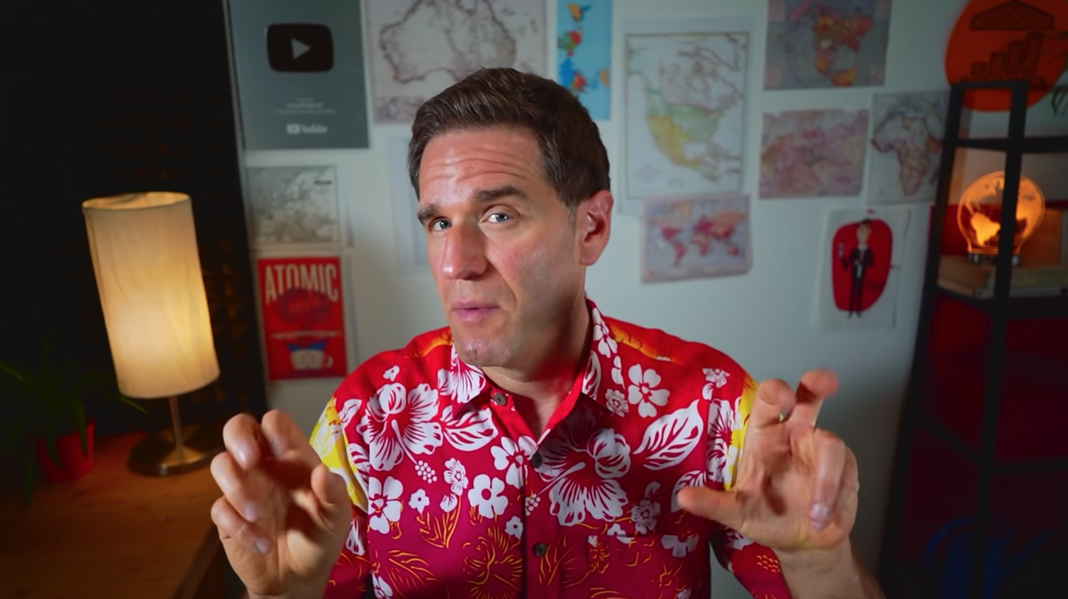 Mark Reicher spricht schnell und gut verständlich – und hat eine Vorliebe für Blumenhemden.