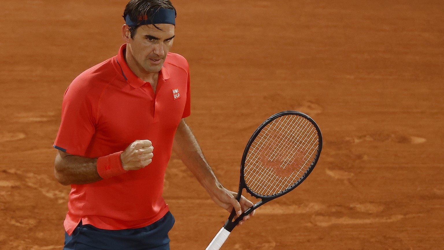 epa09250197 Roger Federer of Switzerland in action against Dominik Koepfer of Germany during their third round match at the French Open tennis tournament at Roland Garros in Paris, France, 05 June 202 ...