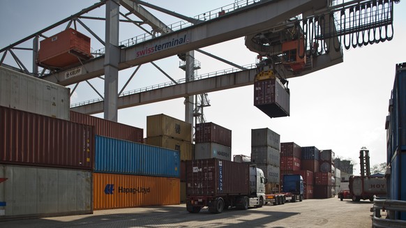 ARCHIVBILD ZUM WACHSTUM DER SCHWEIZER EXPORTE UM 5 PROZENT, AM DIENSTAG, 21. NOVEMBER 2017 - A crane unloads a container from a truck at the harbor Kleinhueningen, in Basel, Switzerland, pictured on M ...