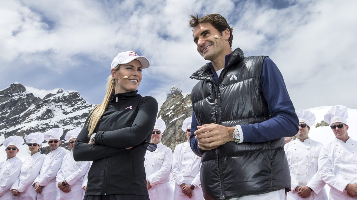 Tennis Champion Roger Federer, rechts, und Skirennstar Lindsey Vonn, links, mit den Lindt Maitre Chocolatiers auf dem Jungfraujoch auf 3454 Meter ueber Meer anlaesslich der Eroeffnung des Lindt Swiss  ...
