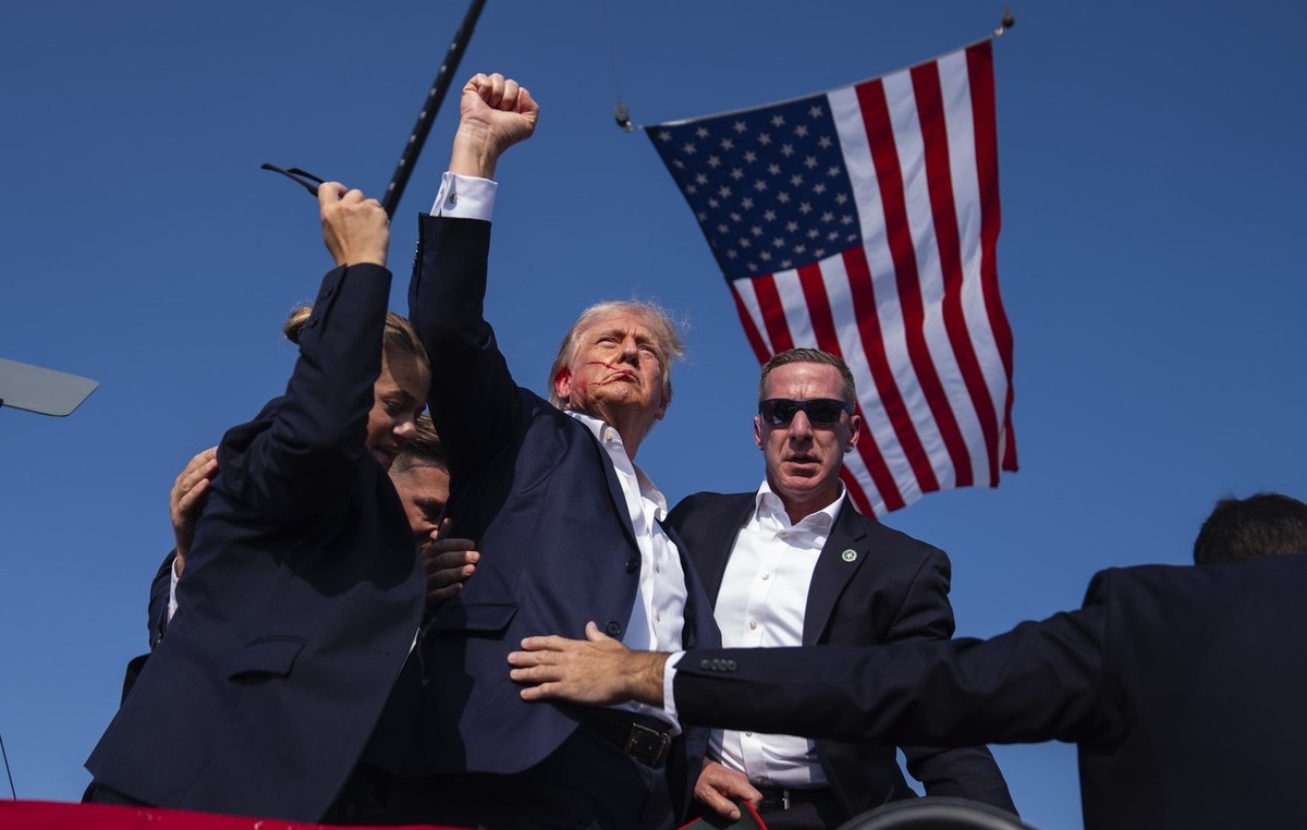 Le photographe de l&amp;#039;Associated Press, Evan Vucci, a réussi à capturer une image historique: Donald Trump brandissant le point après sa tentative d&amp;#039;assassinat samedi soir, en Pennsylv ...