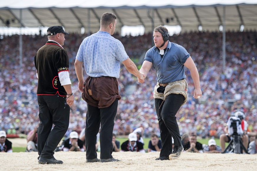 Matthias Glarner, rechts, und Armon Orlik, links, im Schlussgang beim Eidgenoessischen Schwing- und Aelplerfest (ESAF) Estavayer 2016 in Payerne, am Sonntag, 28. August 2016. (KEYSTONE/Urs Flueeler)