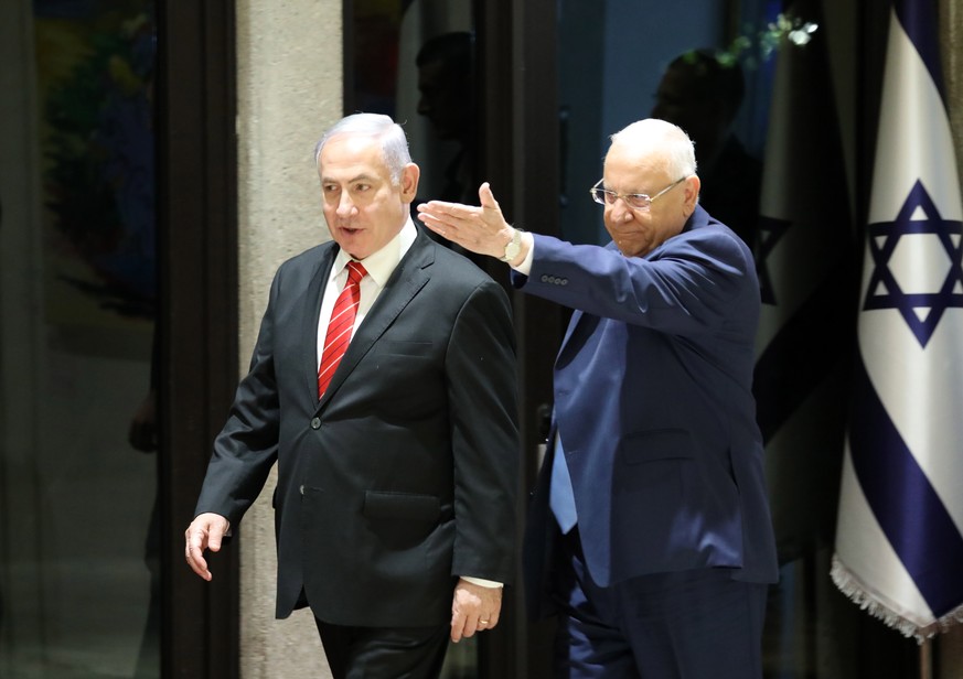 Benjamin Netanjahu wird von Israels Präsident Reuven Rivlin den Weg gewiesen.
