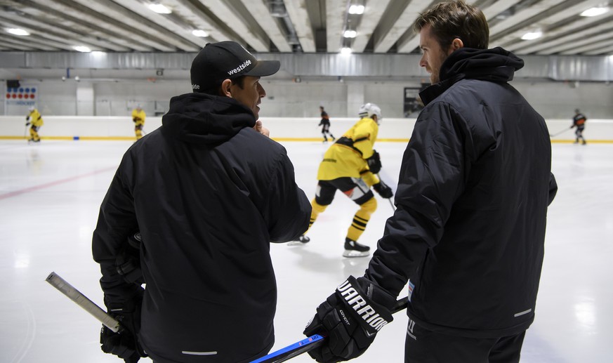 Der neue Trainer des SC Bern, Mario Kogler, links, spricht mit SCB Strategic Sport Developer, Alex Chatelain, rechts, waehrend seinem ersten Training mit dem SC Bern, am Dienstag, 1. Dezember 2020 in  ...