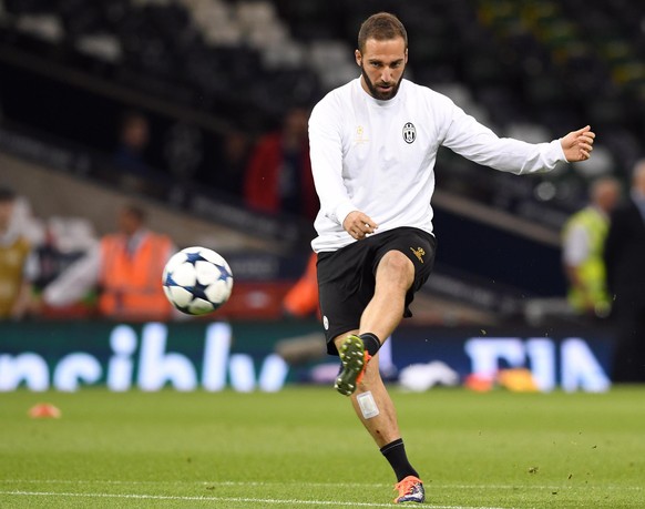 epa06006710 Juventus&#039; forward Gonzalo Higuain in action during their team&#039;s training session at the National Stadium of Wales in Cardiff, Britain, 02 June 2017. Juventus FC will face Real Ma ...