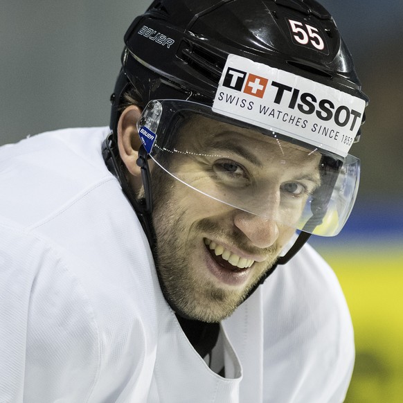 Romain Loeffel of Switzerland during a training session during the Ice Hockey World Championship in Paris, France on Friday, May 12, 2017. (KEYSTONE/Peter Schneider)