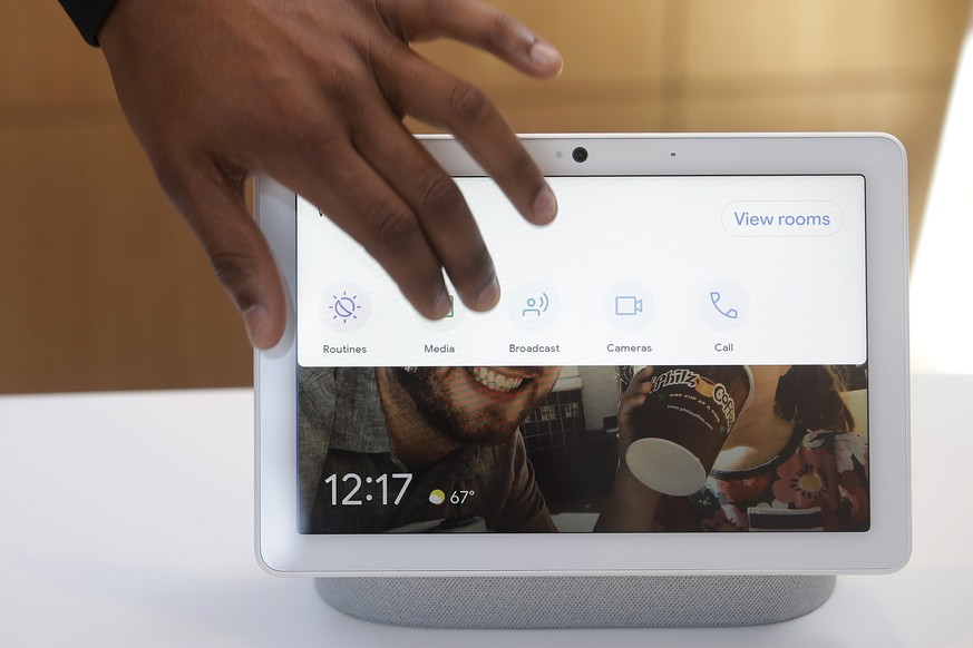 Google&#039;s Kayitta Johnson gives a demonstration of the Nest Hub Max at the Google I/O conference in Mountain View, Calif., Tuesday, May 7, 2019. (AP Photo/Jeff Chiu)