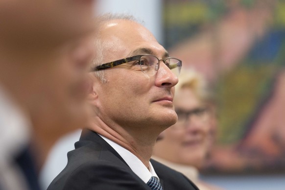 Bernhard Pulver, Regierungspraesident des Kantons Bern, hoert waehrend der Feier zu Ehren des Regierungspraesidenten des Kantons Bern, Bernhard Pulver, am Montag, 19. Juni 2017 im Kunstmuseum in Bern. ...