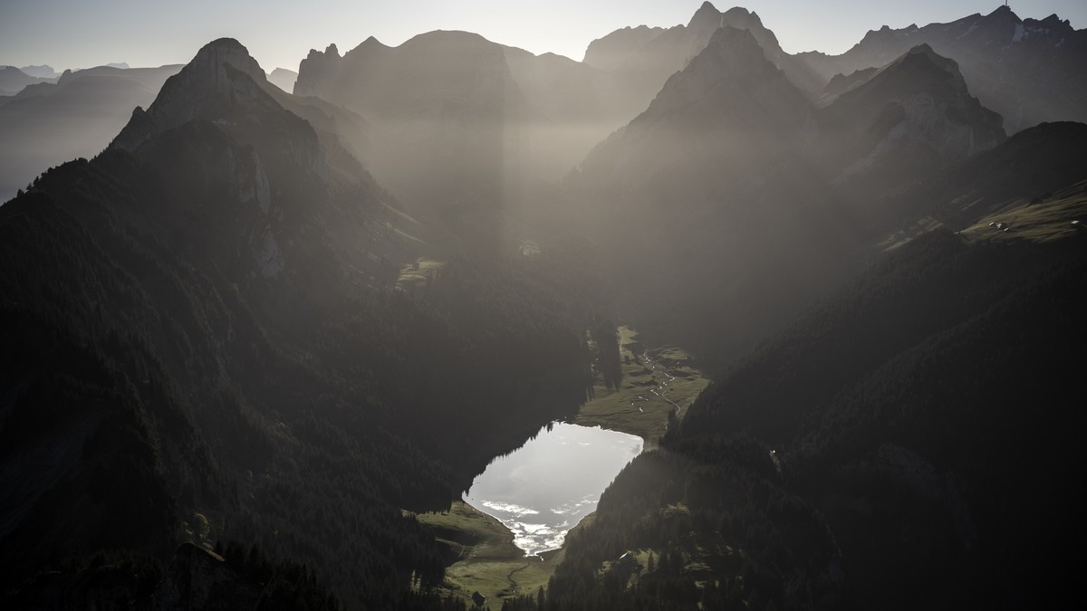 Frau-st-rzt-bei-Wanderung-im-Alpstein-in-den-Tod