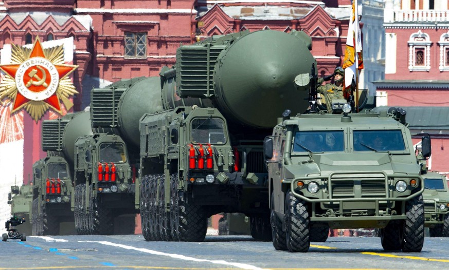 Russische Interkontinentalraketen des Typs RS-24 Yars während einer Militärparade in Moskau. Die Raketen können bis zu vier nukleare Sprengköpfe transportieren.