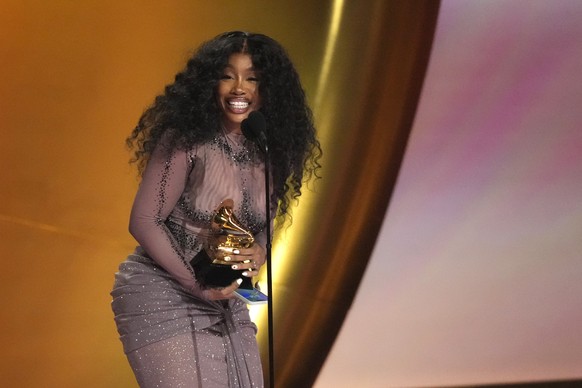 SZA accepts the award for best R&amp;B song for &quot;Snooze&quot; during the 66th annual Grammy Awards on Sunday, Feb. 4, 2024, in Los Angeles. (AP Photo/Chris Pizzello)
SZA