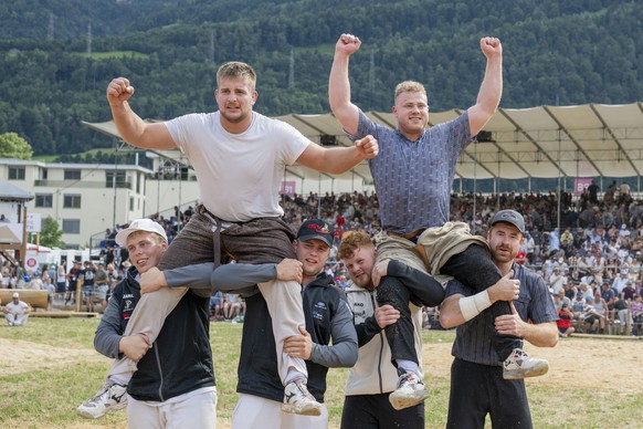 Samuel Schwyzer, links, und Marc Lustenberger, rechts, feiern den Festsieg nach dem Schlussgang beim 119. Innerschweizer Schwingfest in Arth im Kanton Schwyz vom Sonntag, 5. Juli 2026. (KEYSTONE/Urs F ...