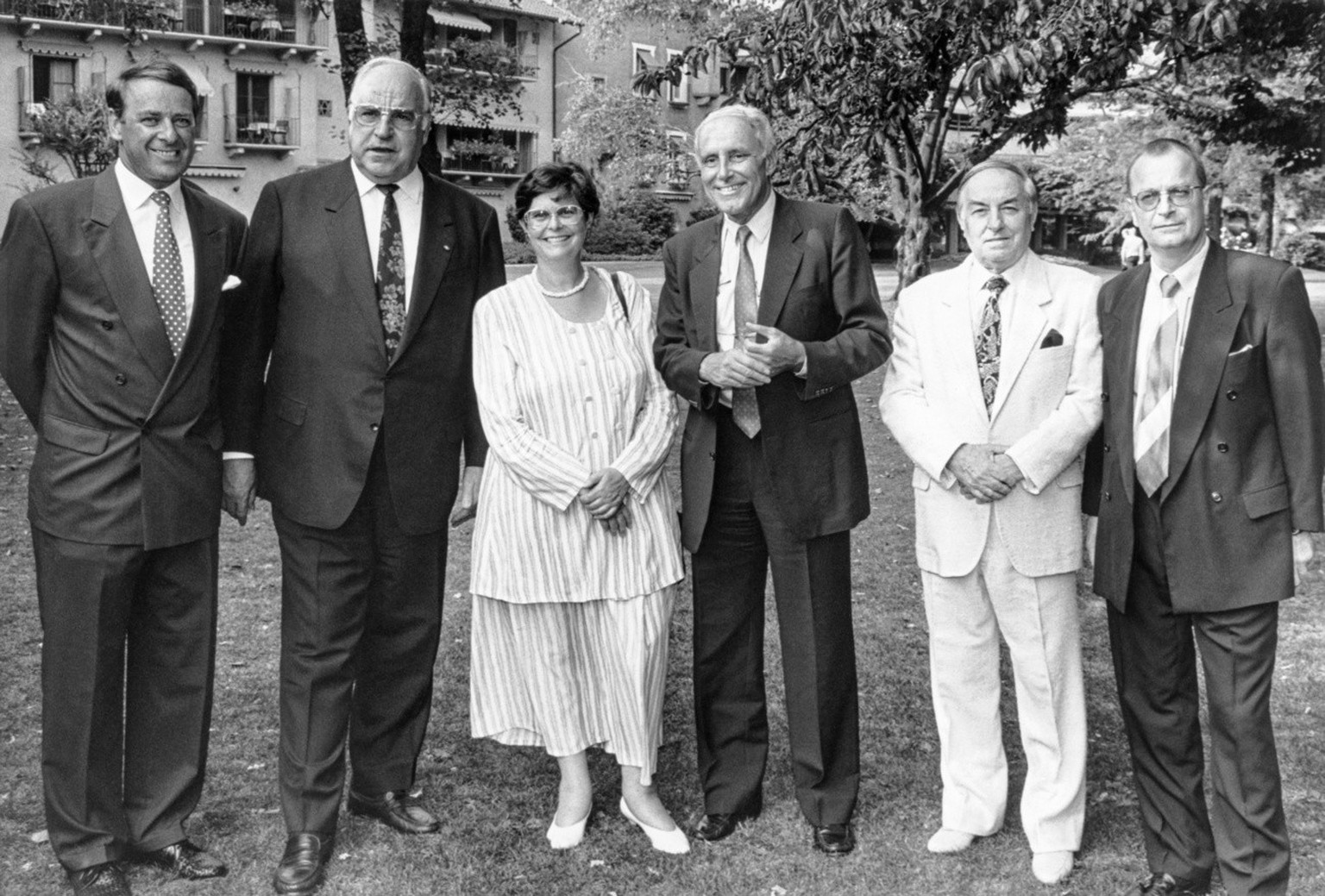 Bundesrat Adolf Ogi, Bundeskanzler Helmut Kohl, Bundesraetin Ruth Dreifuss, Bundesrat Flavio Cotti, Raimondo Rezonicco und der Journalist Frank A. Meyer, v.l.n.r., posieren im August 1993 in Ascona. ( ...
