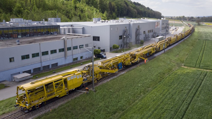 Die Maschine Scheuchzer Puscal S, fotografiert waehrend einer Baustellenbegehung zur Gleiserneuerung Busswil-Bueren an der Aare, am Mittwoch, 15. Mai 2019 in Bueren an der Aare. Die SBB erneuert vom 6 ...