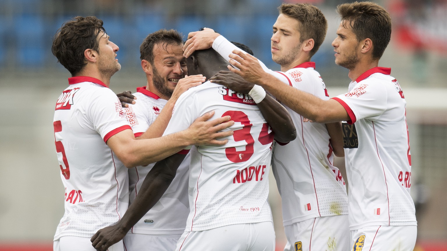 Die Sittener um Torschuetzen Sittener Birama Ndoye, dritter von links, bejubeln dessen Tor zum 0-1, im Fussball Super League Spiel zwischen dem FC Vaduz und dem FC Sion, am Samstag, 15. April 2017, im ...