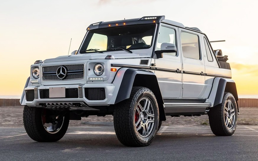 Mercedes Maybach G650 Landaulet
auto cabriolet 4x4 offroader
https://gearmoose.com/2018-mercedes-maybach-g650-landaulet/