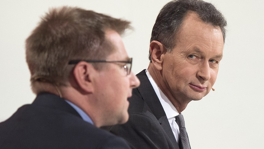 Wären Ende Februar Wahlen gewesen, hätte der scheidende FDP-Chef Philipp Müller (r.) die Nase vorn gehabt. Links Noch-SVP-Präsident Toni Brunner.