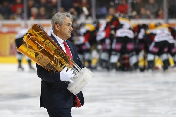 Willi Voegtlin, Chef Spielplan Swiss Ice Hockey, traegt den Meisterpokal vom Eis, vor dem ersten Eishockey Playoff-Finalspiel der National League A zwischen dem SC Bern und dem EV Zug, am Donnerstag,  ...