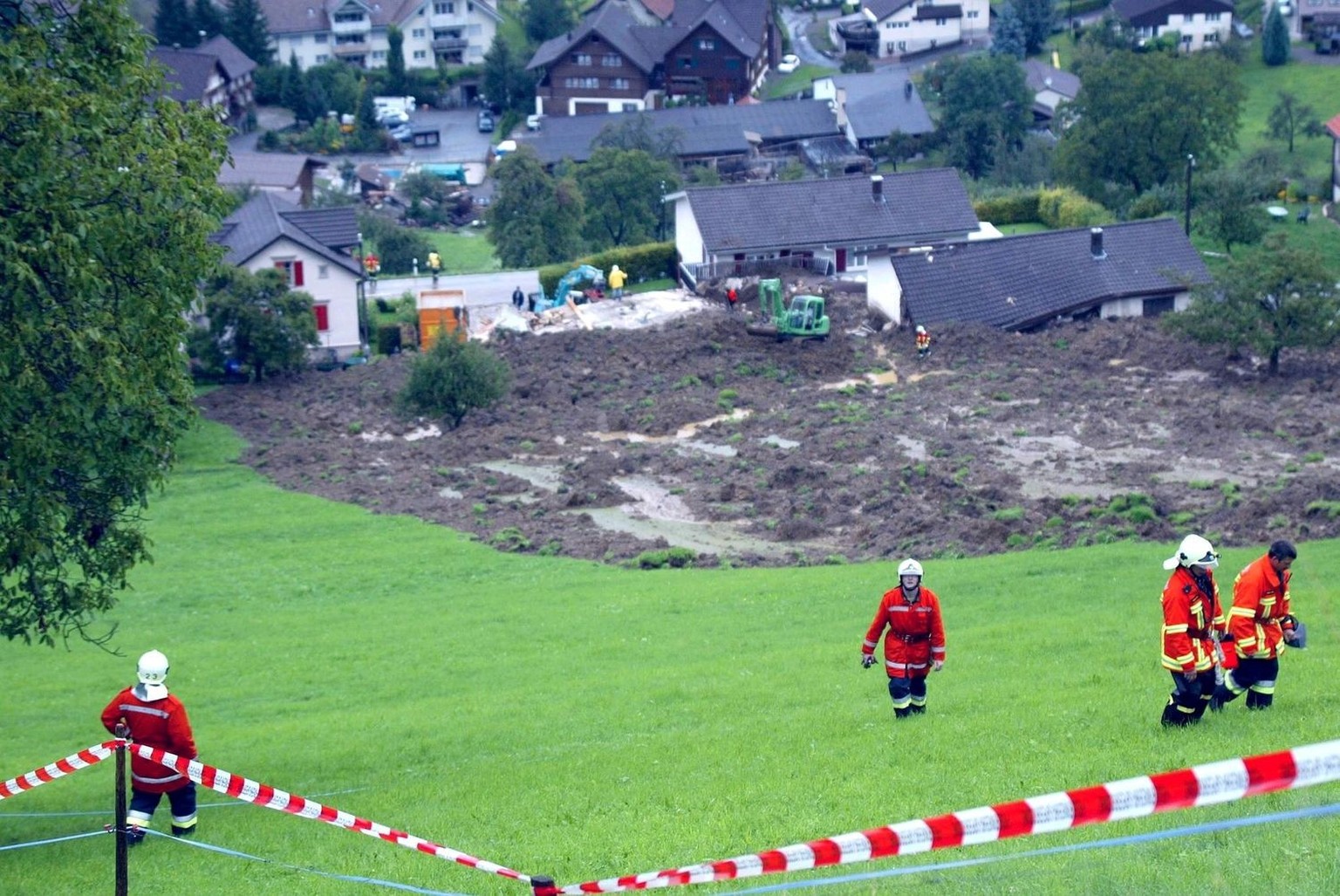 Sicherheitsleute und Geologen untersuchen den Hang ueber den von Erdmassen verschuetteten Haeusern in Lutzenberg AR, am Sonntag, 1. September 2002. Schwere Unwetter haben in der Nacht auf Sonntag in L ...