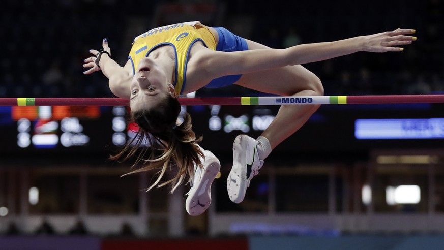 epa09835618 Yaroslava Mahuchikh of Ukraine competes in the Women?s High Jump final at the World Athletics Indoor Championships in Belgrade, Serbia, 19 March 2022. EPA/ROBERT GHEMENT