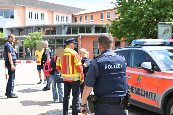 dpatopbilder - 08.07.2026, Bayern, Schongau: Einsatzkr�fte von Polizei und Rettungsdiensten stehen vor dem Welfen-Gymnasium. Nach einem Vorfall mit mehreren Verletzten und einer Festnahme an dem Gymna ...