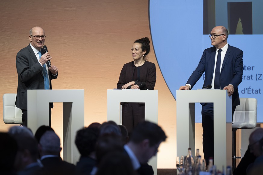 Die Bundesratskandidaten Nationalrat Markus Ritter, Mitte-SG, links, und Regierungsrat Martin Pfister, Mitte-ZG, rechts, sowie Generalsekretaerin Gianna Luzio sprechen an einem Podium an der Delegiert ...