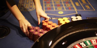 Neue Umfrage zeigt: Geldspielgesetz auf der Kippe – Nein-Trend bei Vollgeld-Initiative