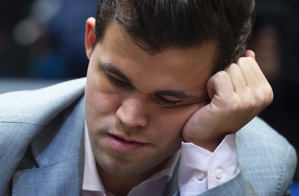 epa07191315 Norway&#039;s World Chess Champion Magnus Carlsen plays against US challenger Fabiano Caruana at the Round Twelve game during the World Chess Championship 2018 in London, Britain, 26 Novem ...