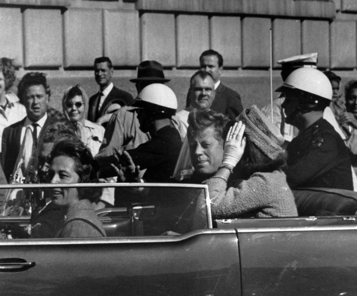 JFK mit seiner Frau Jacqueline, kurz bevor er erschossen wurde.