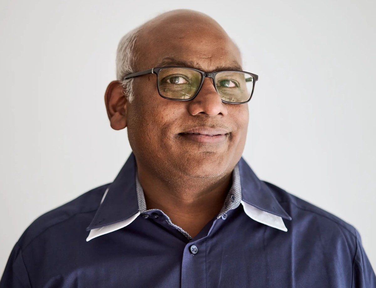 Der Vater Ramesh Mylvaganam wollte zuerst eine menschliche Nachhilfelehrerin. Mittlerweile ist er aber zufrieden mit der KI.