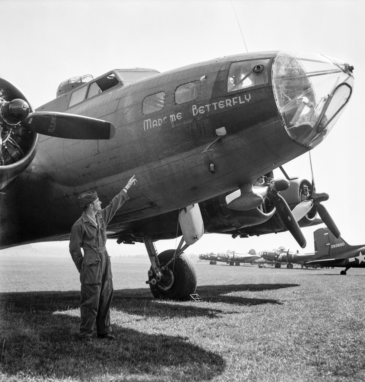 Auf einem Feld neben dem Militaerflugplatz Duebendorf sind im August 1945 Boeing B-17 &quot;Fliegende Festungen&quot; und B-24 &quot;Liberator&quot; Bomber aufgestellt, die von amerikanischen Mannscha ...