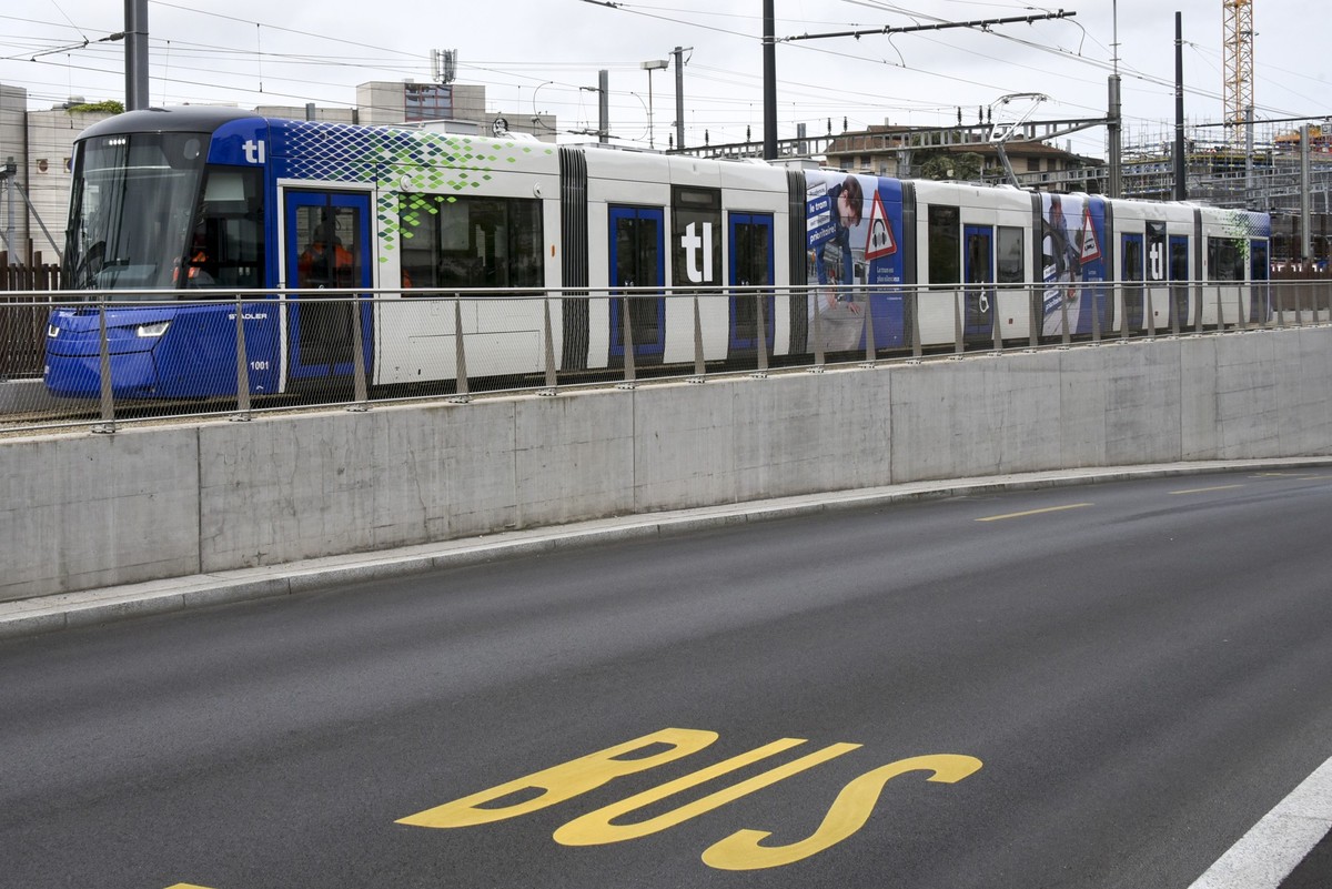 La premiere rame du tramway lausannois des Transports publics lausannois (TL) fait des essais de roulage quelques mois avant la mise en exploitation du tramway entre Lausanne-Flon et Renens-Gare ce ma ...
