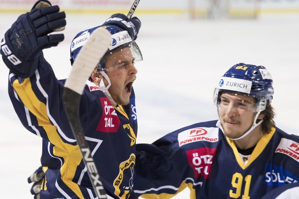 Langenthals Mike Voellmin, Torschuetze zum 1:0, und Jeffrey Flueglister, jubeln, waehrend dem Swiss Ice Hockey Cup Viertelfinal, zwischen dem SC Langenthal und dem EHC Kloten, am Mittwoch, 23. Novembe ...